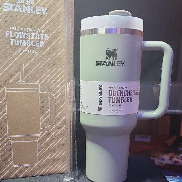 Stanley Olive Green and Gray Quencher H2.0- 40ozTumbler - Picture 2 of 5